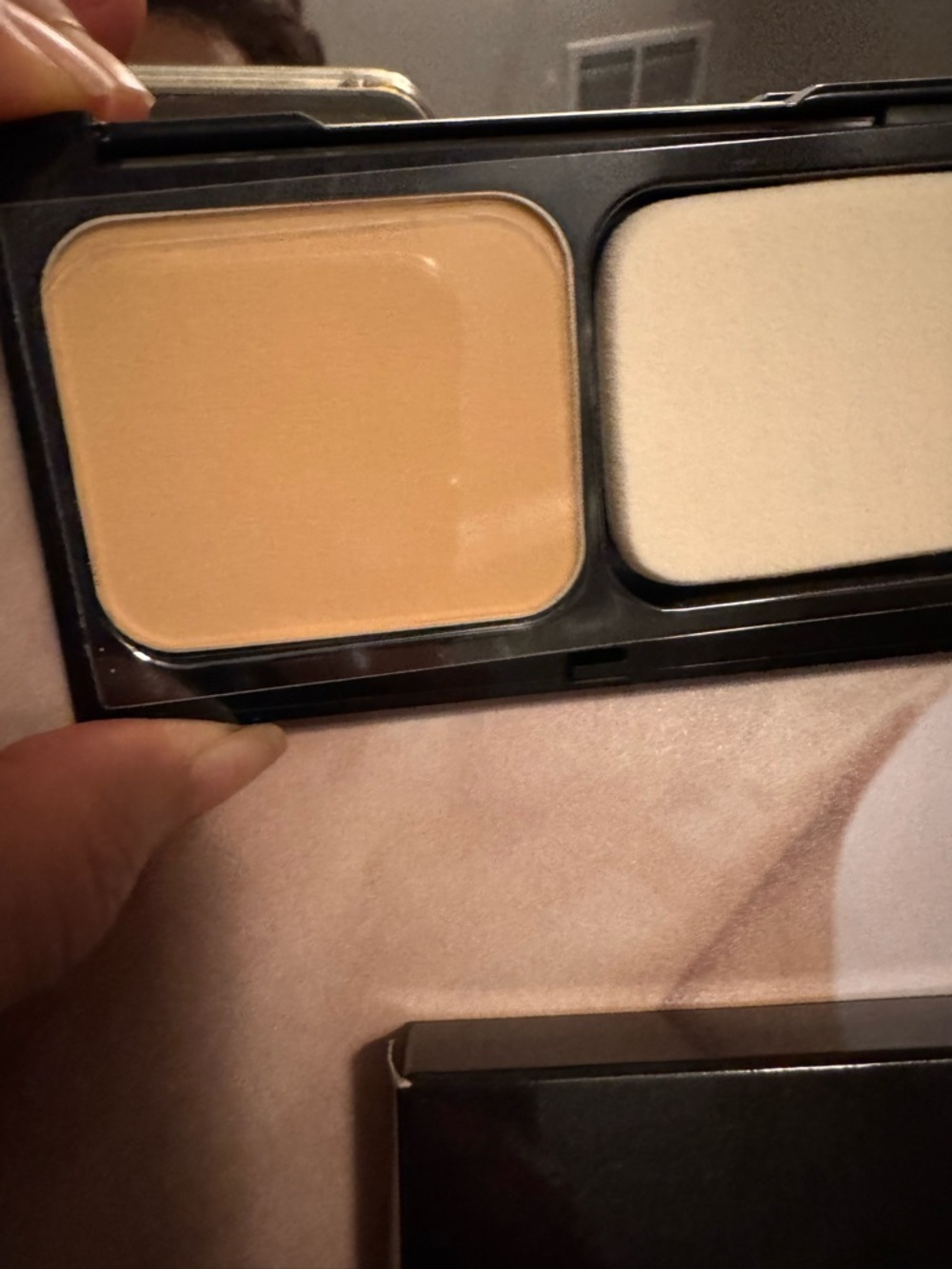 Bobbi Brown Skin Weightless Powder Foundation - Beige 3 (Black Compact) - Picture 3 of 3